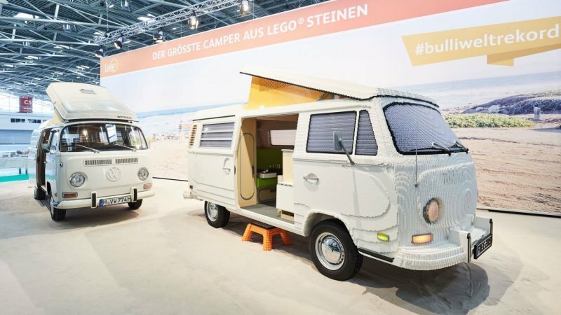 Умельцы собрали полноразмерный кемпер Volkswagen T2 из кубиков Lego