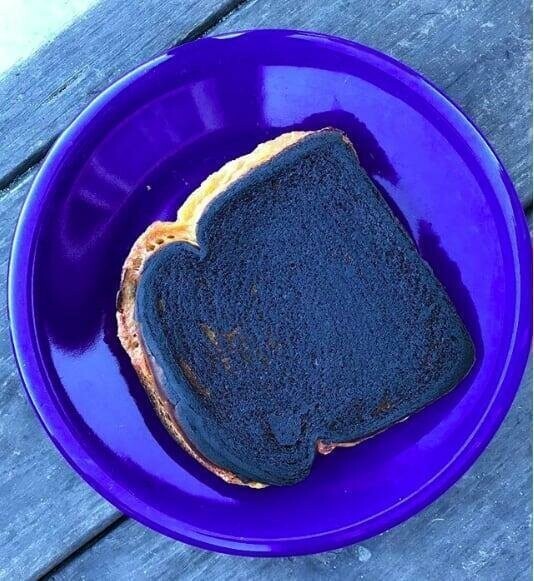 Этот человек сделал бутерброд с сыром на гриле, и он такой черный, что выглядит синим