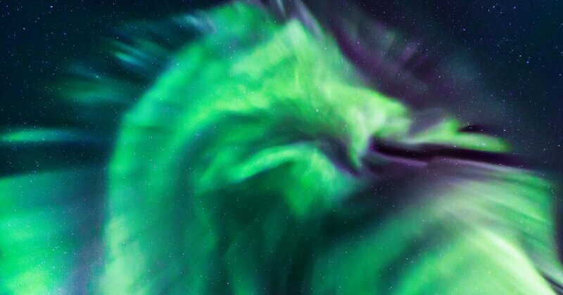 Северное сияние (Aurora Borealis) происходит вследствие попадания электрически заряженных частиц Солнца в атмосферу Земли  