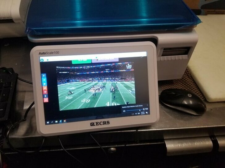 Когда показывают игру твоей любимой команды, а телевизора под рукой нет — сгодится и экран офисного принтера 