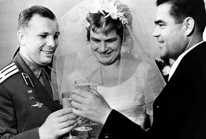 «Я достигла своей детской мечты — я достигла неба». Валентина Терешкова (позывной «Чайка») (в центре)- первая в мире женщина-космонавт выходит замуж за Андрияна Николаева (справа). 3 ноября 1963 г.