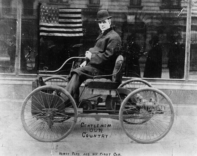 Генри Форд позирует на первой сделанной им машине. Квадроцикле. США. 1896 г.