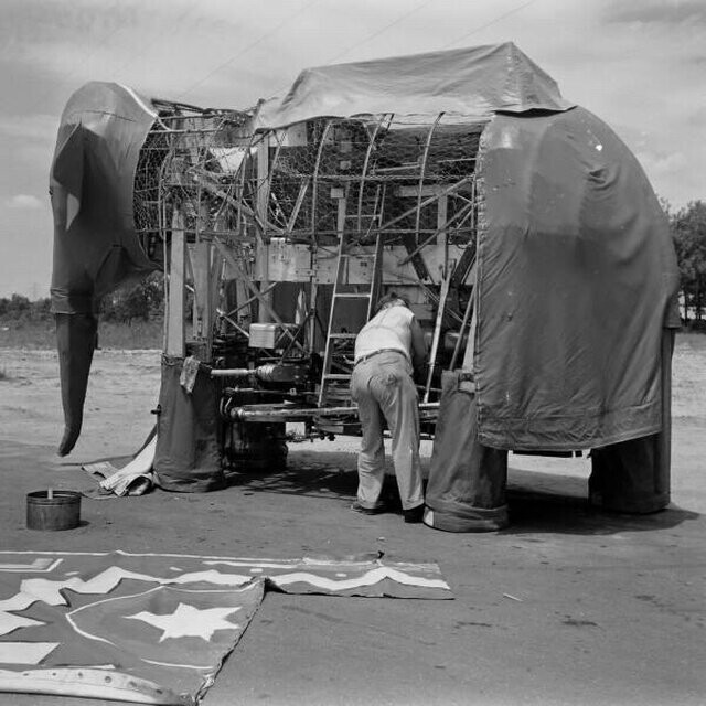 Изобретатель Джордж Хаттон работает над механическим слоном «Джамбо», 1938 год