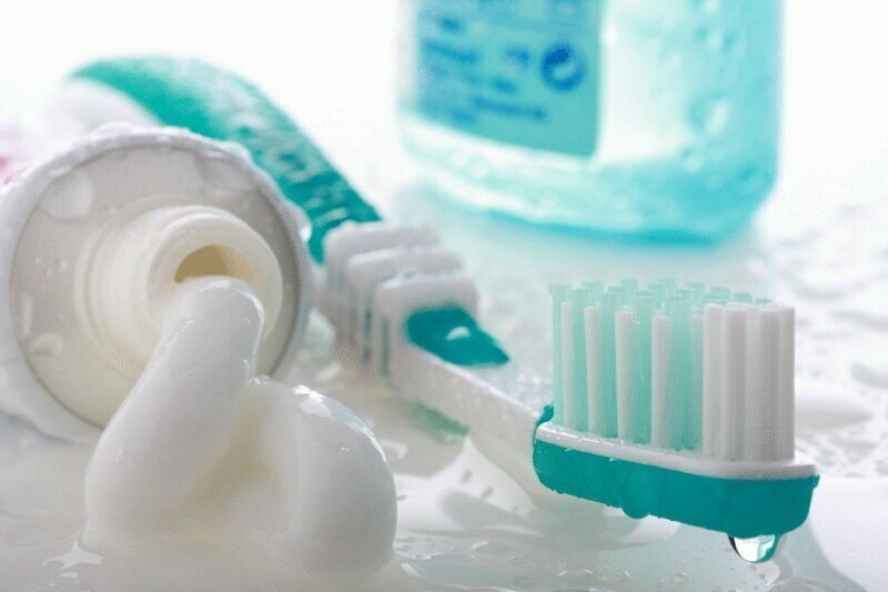 Независимые эксперты «Росконтроля» опубликовали на своём сайте рейтинг лучших и худших зубных паст. Специалисты проверили образцы на наличие микробов и фтора. 