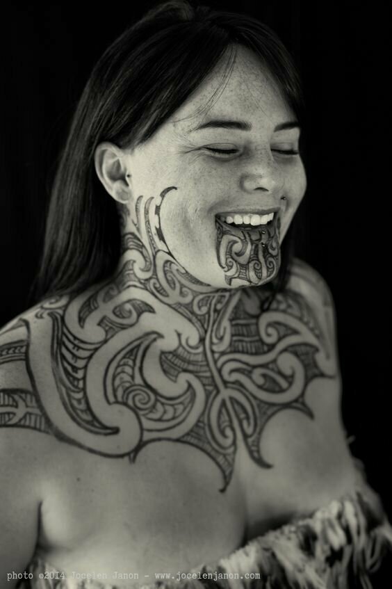 Второе предназначение татуировки - подчеркнуть высокий социальный статус человека (не все маори имели право на татуировки).
