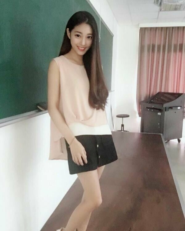 На Тайване нашли самую красивую учительницу. И вы не прогуляли бы её пары!