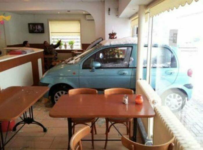 Когда хотел припарковаться у кафе, но получилось в кафе.