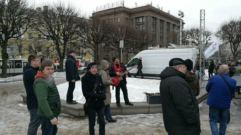 Маргиналы, ЛГБТ и смеющаяся молодёжь: марш памяти Немцова в Петербурге провалился