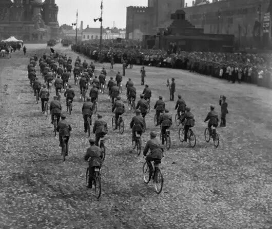 Парад на Красной площади. Велосипедисты, 1924 г.
