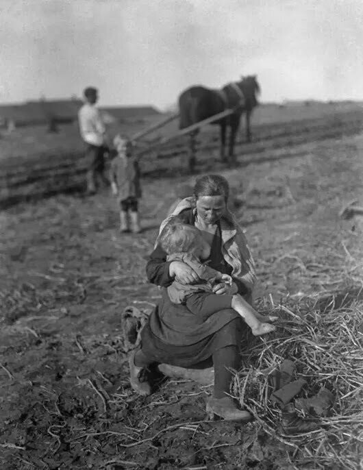 Село Коломенское. Кормящая мать на пашне 1927 г.