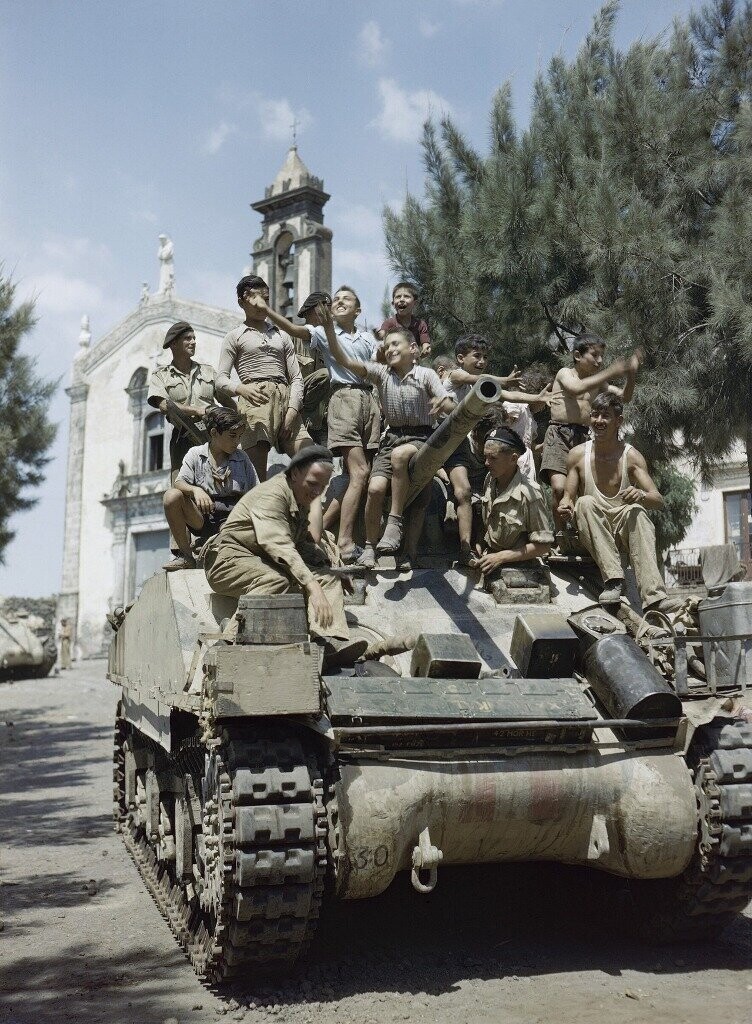 Местные дети на борту танка Sherman Mk III в деревне Мило близ Катании на Сицилии. Август 1943 года 