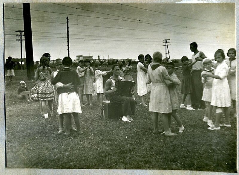 Танцы на траве. СССР. 1930-е годы.