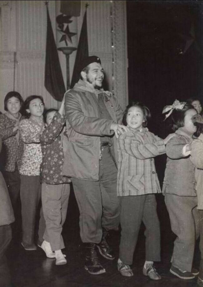 Че Гевара в детском саду в Китае. Шанхай. 1960 год.