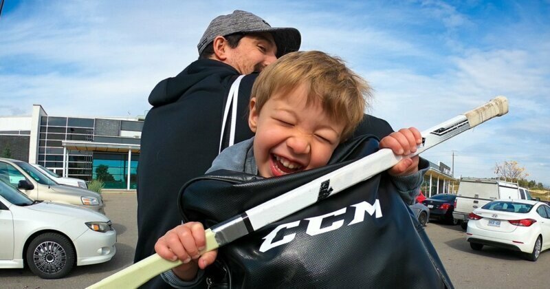 Отец отправил сына на хоккей с микрофоном и посмеялся от души