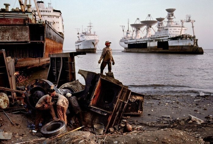 Корабли  "Космонавт Юрий Гагарин" и "Академик Сергей Королёв" в процессе утилизации. Аланг, Индия, 1996