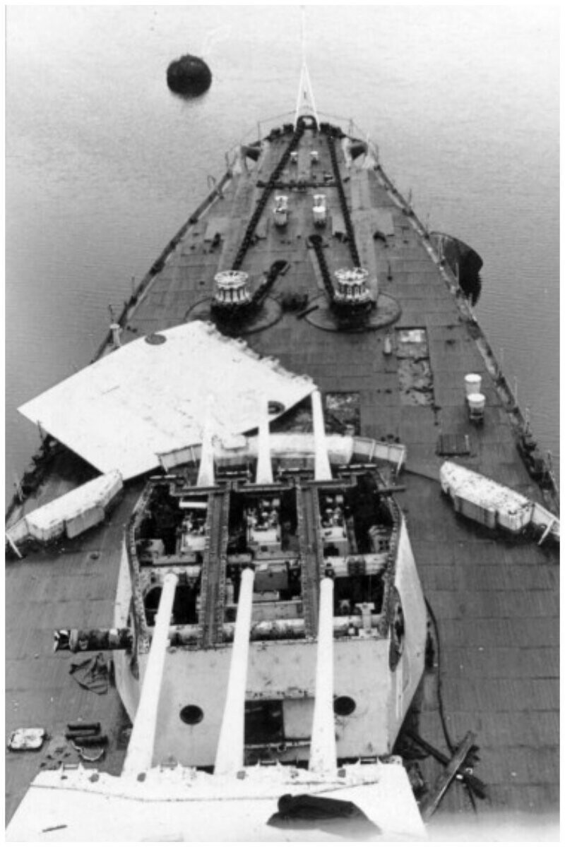 Демонтаж вооружения на крейсере «Адмирал Лазарев» перед отправкой в Аланг, 1991 год