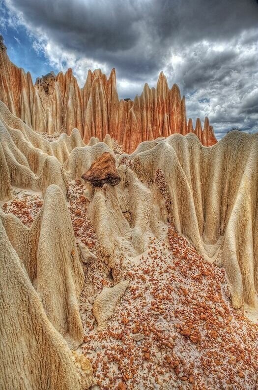 singy Rouge - это каменная форма красного латерита, образовавшаяся в результате эрозии реки Иродо в районе Дианы на севере Мадагаскара