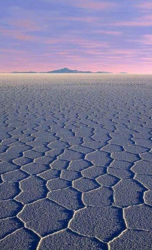 Салар де Уюни известна как крупнейшая в мире соляная равнина, простирающаяся до 4500 квадратных миль земли,  расположена на юго-западе Боливии,