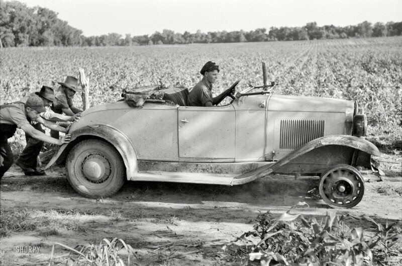 По дороге в мастерскую, около Маскоги, Оклахома, 1939 год.