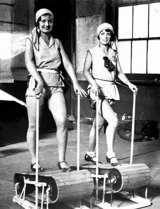 Девушки на деревянных беговых дорожках, США, 1920 год.