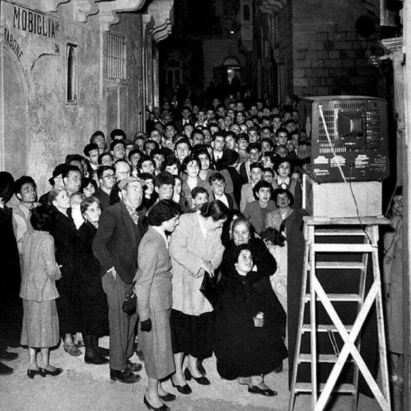 Первый телевизор на Мальте, 1958 год.