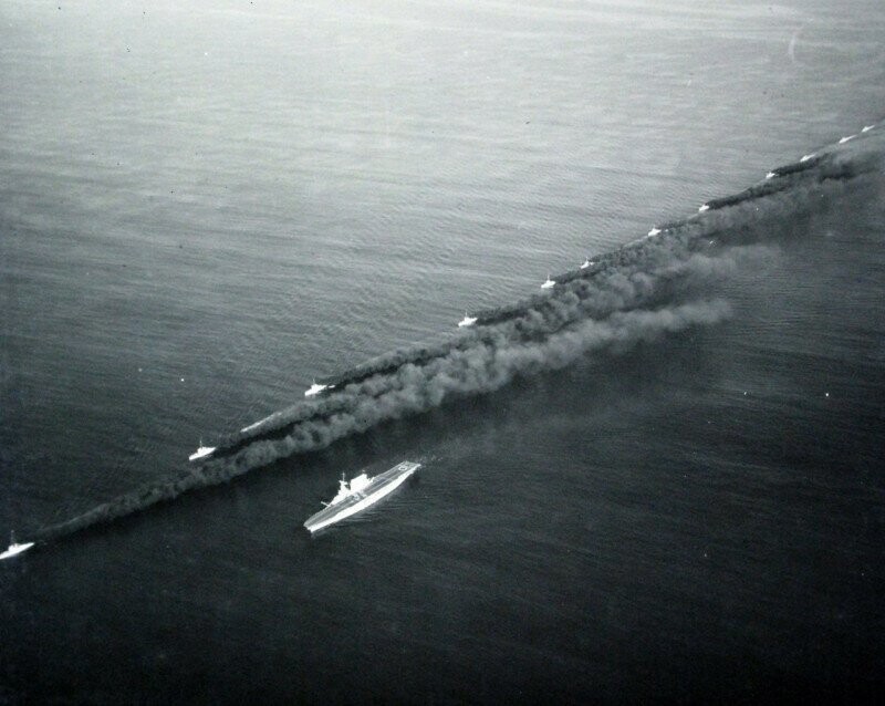 Маскировка авианосца USS "Lexington" (CV 2) путём постановки дымовой завесы эсминцами. 1932-1936-й гг.