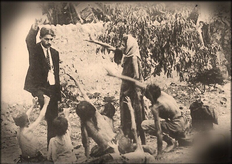 Турецкий чиновник, дразнящий хлебом умирающих от голода армянских детей. Геноцид Армян 1915 года.