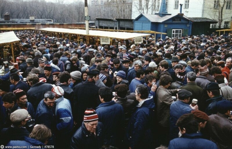 Мода на шапки-"петушки". Москва, 1985