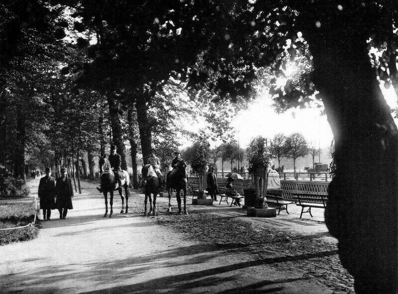 Конные прогулки в Летнем саду, Санкт-Петербург, 1900 год.