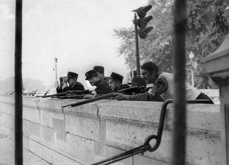 Французские жандармы и боец Сопротивления в Париже. 1944 год.