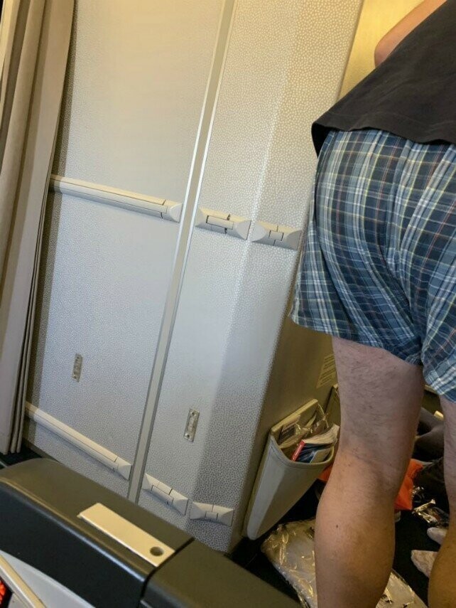 Девушка поделилась фотографиями странного пассажира в Twitter с подписью: "Мужчина в кресле напротив меня снял штаны перед полетом и просто остался в трусах. Стюардессы кажутся равнодушными. Это будет долгий перелет"