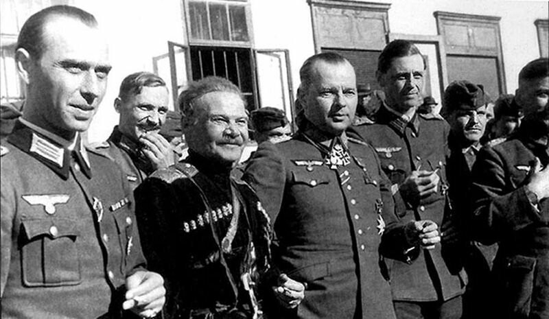 Андрей Григорьевич Шкуро — русский военный деятель, кубанский казак, офицер, генерал-лейтенант Белой армии, группенфюрер СС (на фото второй слева)