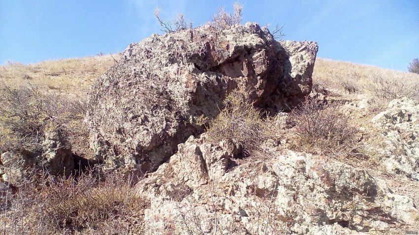 Скалы, в 10 км от казахстанского села в котором я вырос