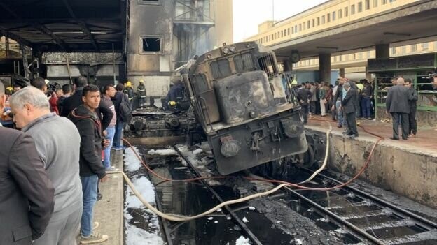 Страшная авария: в Каире поезд столкнулся с платформой и взорвался