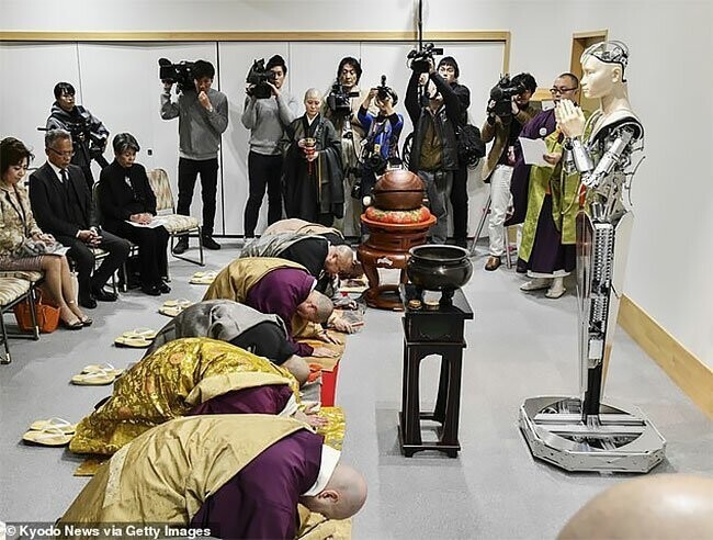В древнем японском храме появился робот-буддист
