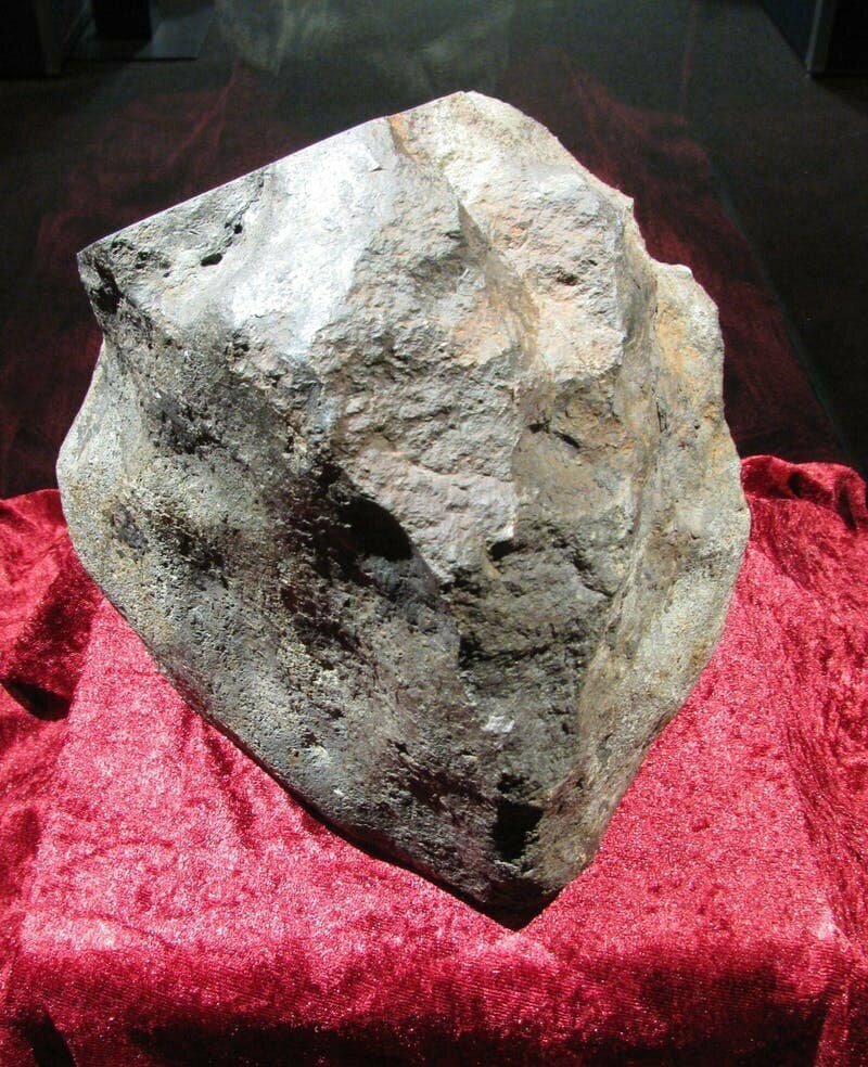 12. Мужчина 30 лет подпирал дверь камнем, а потом узнал, что это был самый настоящий метеорит
