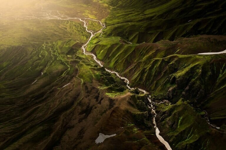 Солнечный свет, падающий на исландскую горную долину