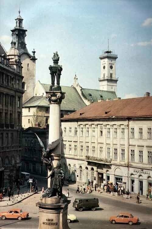 Памятник Адаму Мицкевичу, а вдалеке видно ратушу на площади Рынок