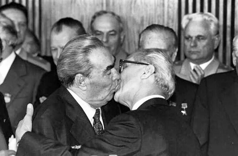 Интересное про силовые поцелуи Брежнева