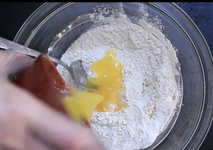 Месим тесто до получения эластичной однородной массы. Накрываем плёнкой и оставляем подходить на 1,5 часа. Начинка: Муку смешиваем со всеми специями и солью. Добавляем растопленное масло.