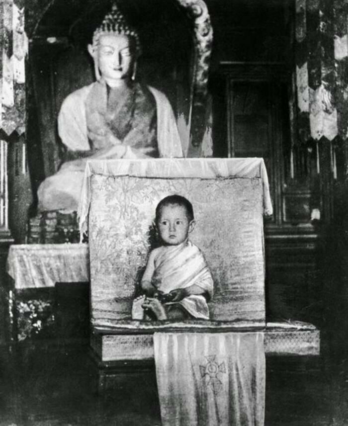 1. Далай-лама, 2 года (1937 г.). Далай-лама XIV, Тэнцзин Гьямцхо, в возрасте 2 лет был выбран в качестве тулку (следующей инкарнации) далай-ламы