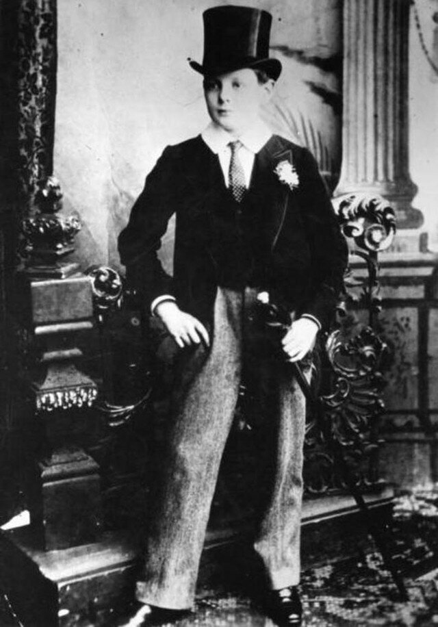 19. Уинстон Черчилль, 14 лет, в школьной форме (1889 г.)