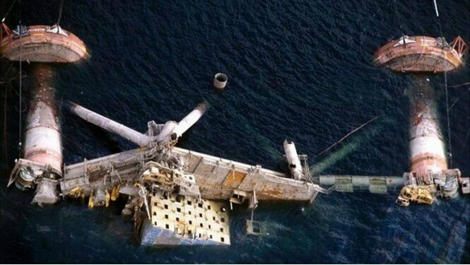 Затонувшая нефтяная платформа. 1980 год.