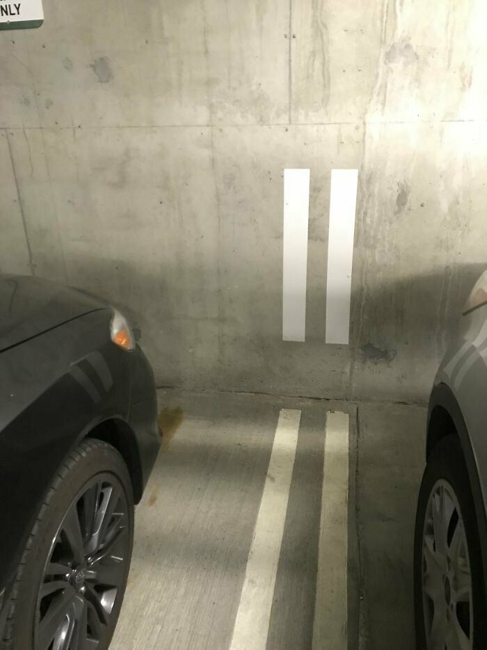 5. Линии для удобства парковки нарисованы не только на полу, но и на стене