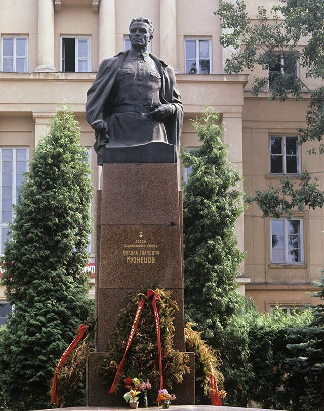 Памятник герою-разведчику Николаю Кузнецову (ул. И. Франко, возле "Львовэнерго")