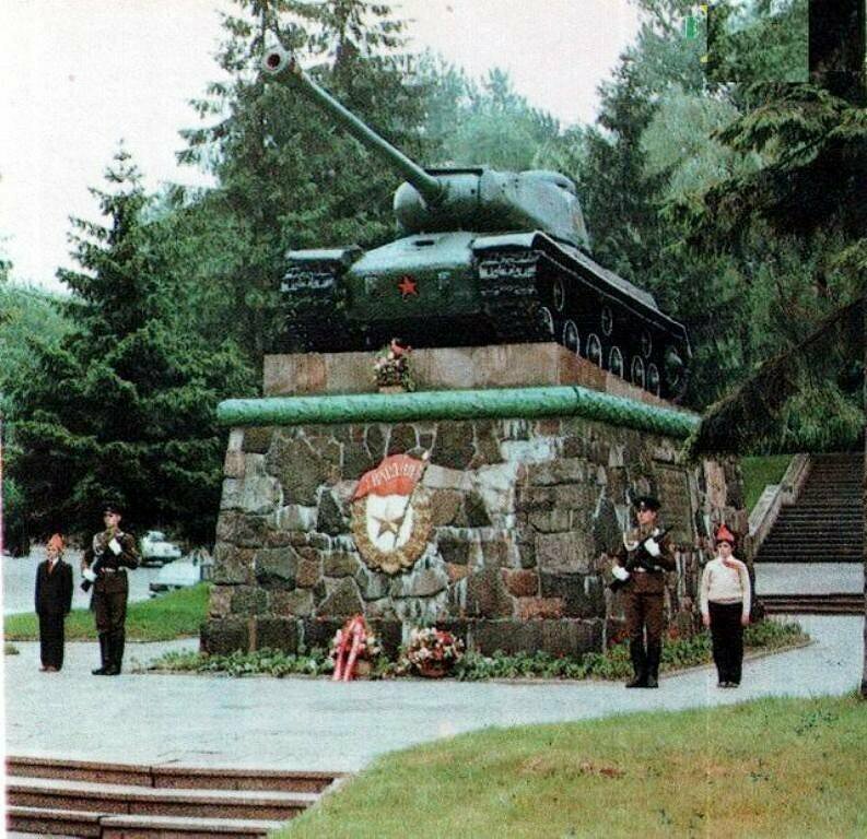 Танк ИС-2, который по легенде первый вошел в город (верх улицы Ленина ) и памятник танкисту Марченко , который вывесил флаг на Ратуше и при этом был смертельно ранен