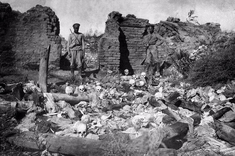 Заживо сожжённые турецкими войсками армяне в селе Шейхала, 1915 год.