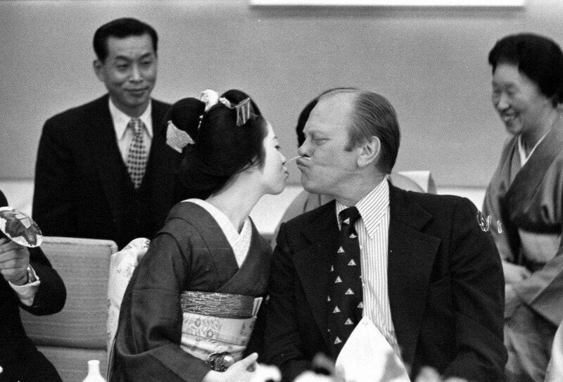 Президент США Джеральд Форд играет в традиционную японскую игру с гейшей во время официального визита, Киото, 1974 год.