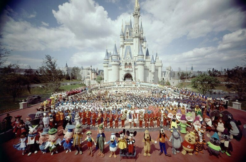 Групповое фото персонала Walt Disney World перед замком Золушки в 1971 году.