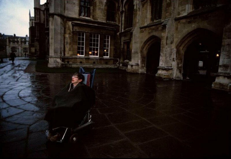 Профессор Хокинг под дождем, 1986